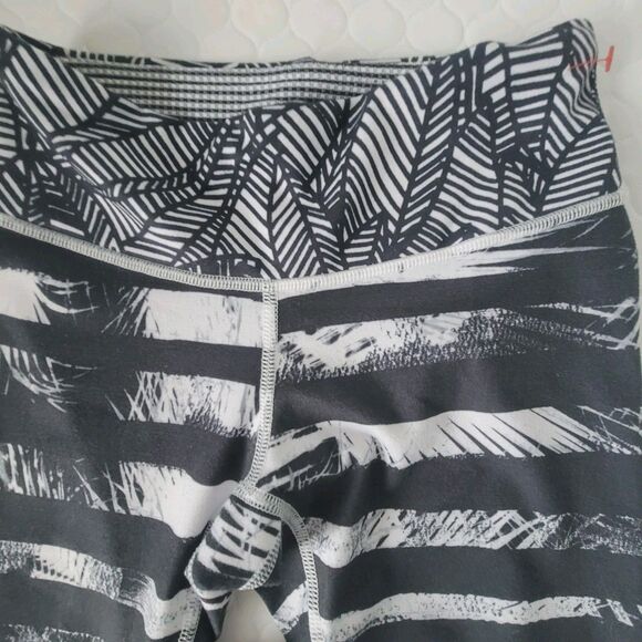 CLEARANCE!!!💥 Lululemon Wunder Under Crop II Size 2 Shady Palms Black Leggings - Picture 4 of 14